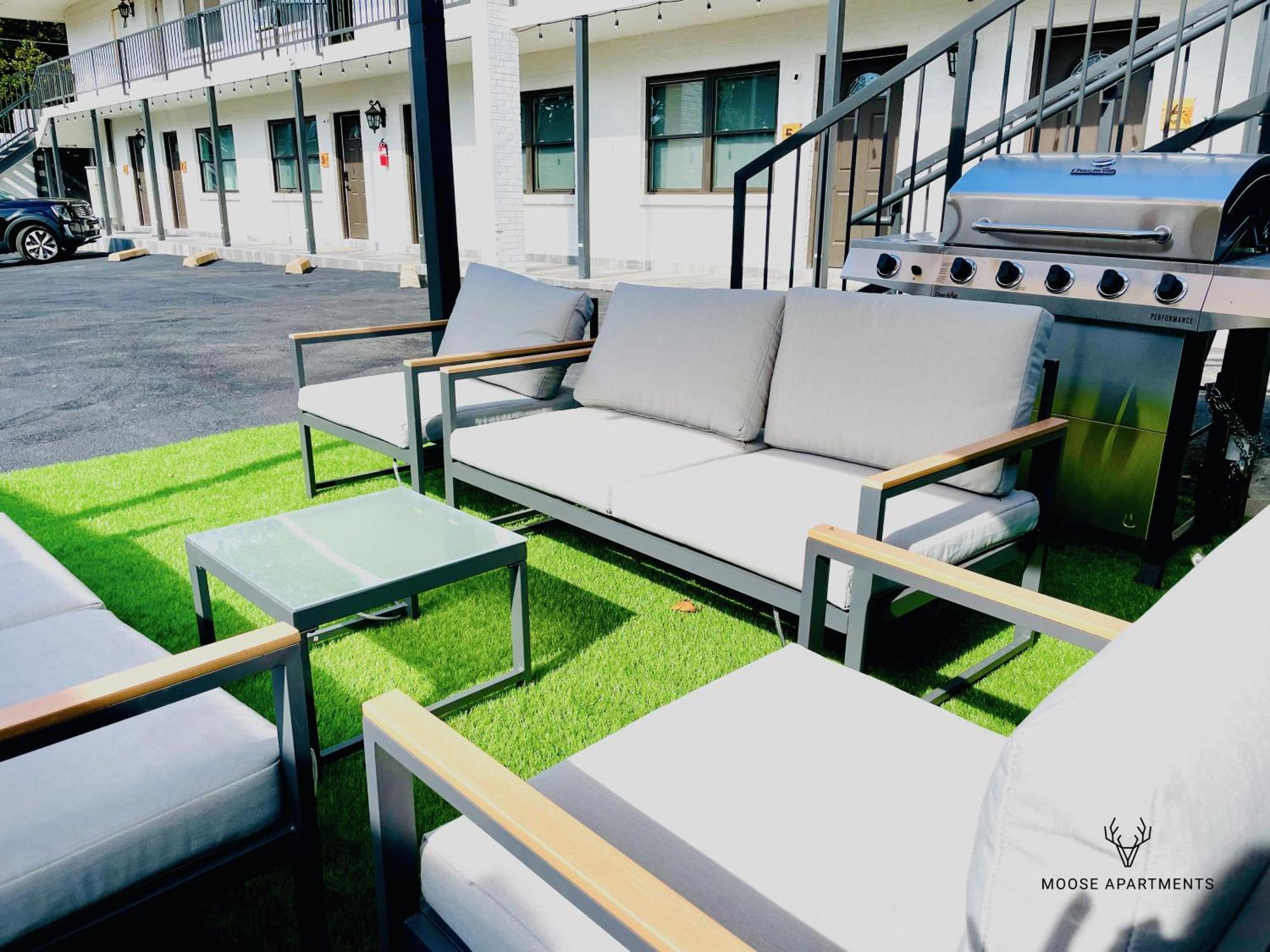 Апартаменты The Moose #9 - Brand New Luxe Modern Loft With Free Parking, King Bed & Fast Wifi Мемфис Экстерьер фото